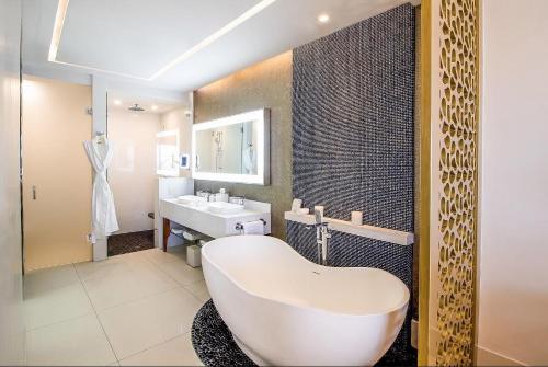 卡波圣卢卡斯Residential Retreat 1 Bedroom Suite Garza Blanca Resort & Spa的浴室配有白色浴缸和水槽