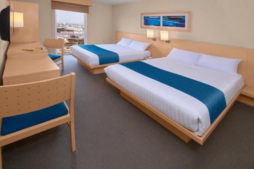 比亚埃尔莫萨比亚埃尔莫萨城市快捷酒店的酒店客房配有两张床和一张书桌