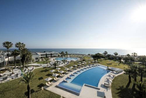甘达坞伊港Iberostar Selection Diar El Andalous的享有度假胜地的空中景致,设有游泳池和海洋