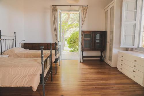 卢汉德库约Enlace Casa de Huespedes的一间卧室设有两张床,一扇门设有窗户