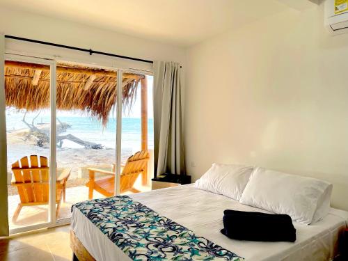 巴尔Carey Beach Baru的一间卧室配有一张床,享有海滩美景