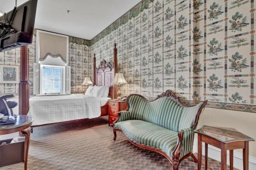 雷德温圣詹姆斯酒店的配有一张床和一把椅子的酒店客房