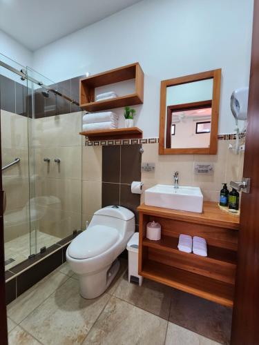 阿约拉港CASA GALAPAGOS by Hostal Fragata的浴室配有卫生间、盥洗盆和淋浴。