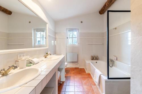 戈尔德Mas OREA的白色的浴室设有2个盥洗盆和1个浴缸。