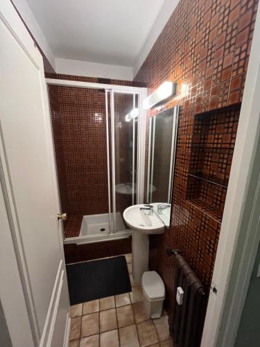 昂热Appartement château Angers 147 m²的一间带水槽和淋浴的小浴室