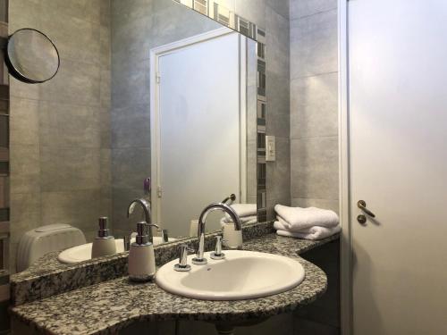 门多萨CASA GRANDE的浴室设有2个水槽和镜子