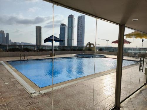 沙迦Smart Home Vacation Home的一座城市天际线的游泳池