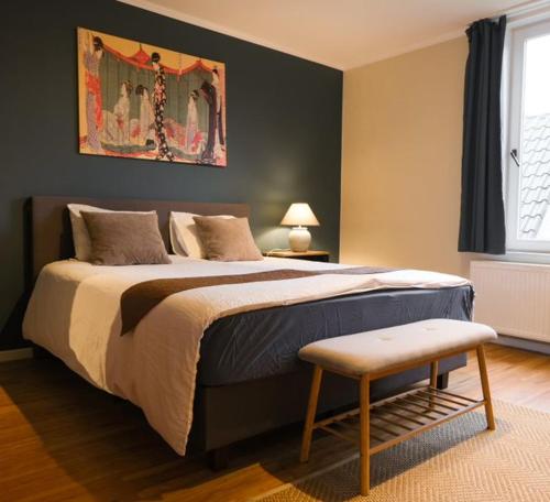 布鲁日兰花旅馆的一间卧室配有一张大床和一把椅子
