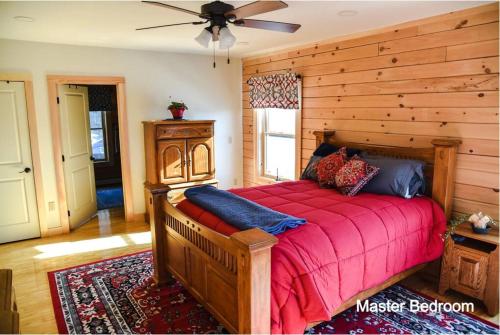 法兰克尼亚Mountain Views! Copper Cannon Lodge in Franconia的一间卧室配有一张带红色毯子的大床