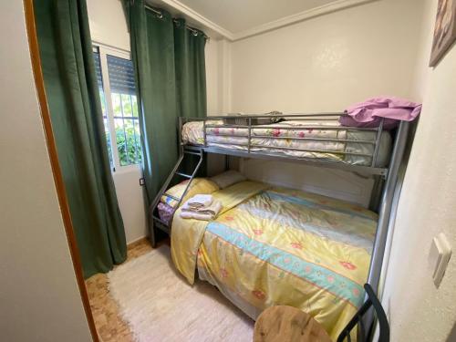 奥里韦拉Saint James park 2 dormitorios的一间小房间,内设一张双层床