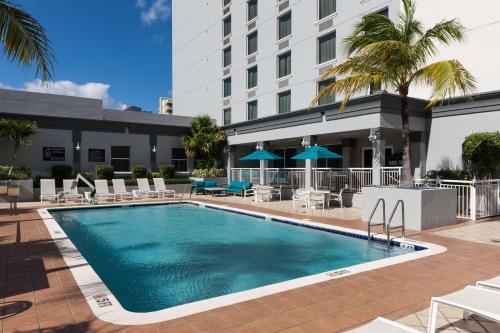 劳德代尔堡Hampton Inn Fort Lauderdale Downtown Las Olas Area的酒店前的游泳池