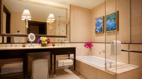 拉斯维加斯拉斯维加斯永利安可酒店的一间带浴缸和大镜子的浴室