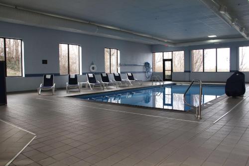 丹维尔丹维尔汉普顿酒店的一个带椅子和桌子的大型游泳池