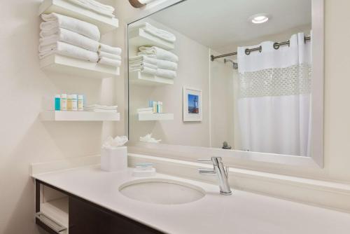 艾姆斯佛德怀特普莱恩斯/塔里敦汉普顿酒店的白色的浴室设有水槽和镜子