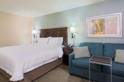 艾姆斯佛德怀特普莱恩斯/塔里敦汉普顿酒店的酒店客房,配有床和蓝色的沙发