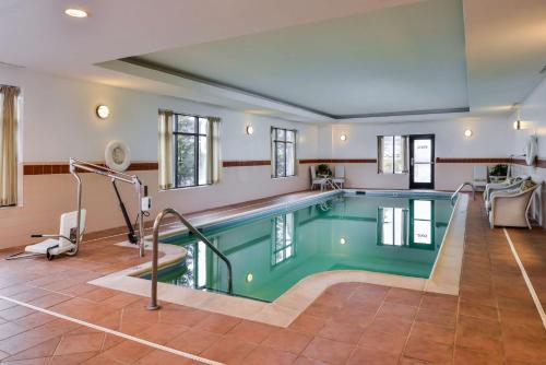 恩波里亚恩波里亚汉普顿酒店的房屋内的游泳池