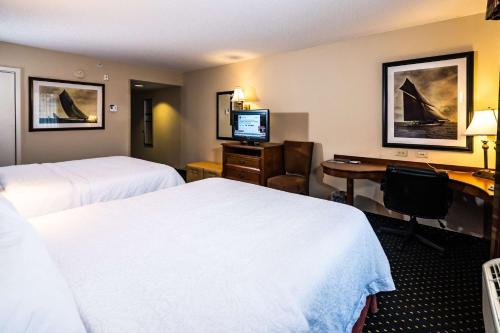 伊斯顿伊斯顿汉普顿酒店的酒店客房设有两张床和一张带电脑的书桌