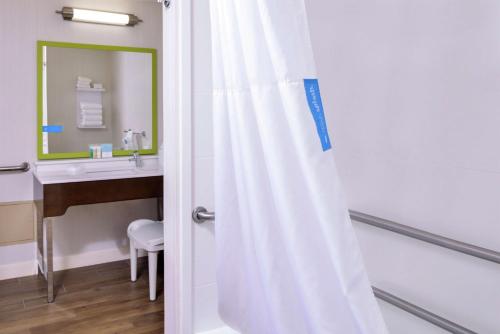 尤金尤金汉普顿酒店的浴室配有淋浴帘和盥洗盆。