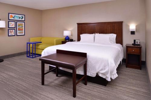弗洛伦斯Hampton Inn Florence Midtown near University of North Alabama的酒店客房,配有床和黄色椅子