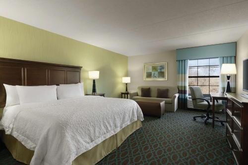 富兰克林富兰克林希尔顿欢朋酒店的配有一张床和一张书桌的酒店客房