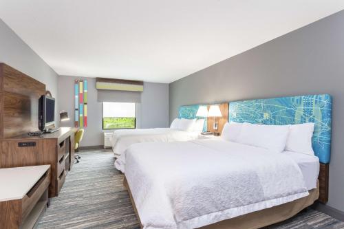 奥本奥本汉普顿酒店的酒店客房设有两张床和一台平面电视。