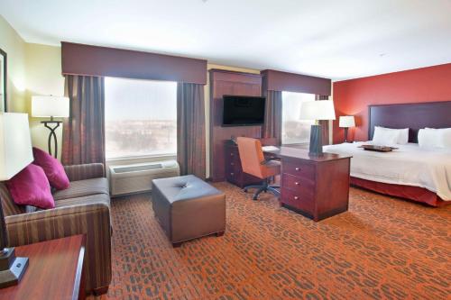 沃思堡沃斯堡西I30州际公路汉普顿套房酒店的配有一张床和一张书桌的酒店客房
