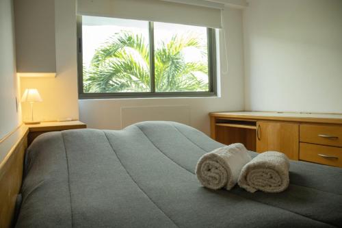 里约热内卢Flat - Leblon的一间卧室设有一张床和一个大窗户