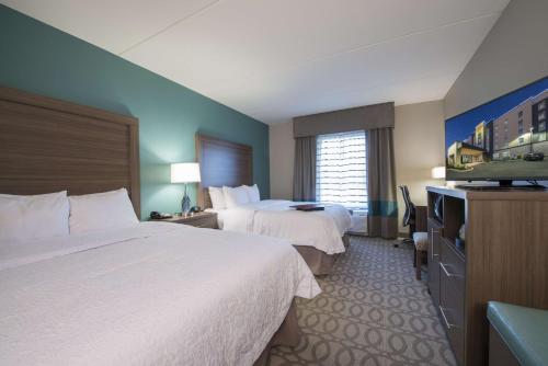 格林维尔南卡罗来纳州格林维尔I-385海伍德购物中心汉普顿酒店的酒店客房设有两张床和一台平面电视。
