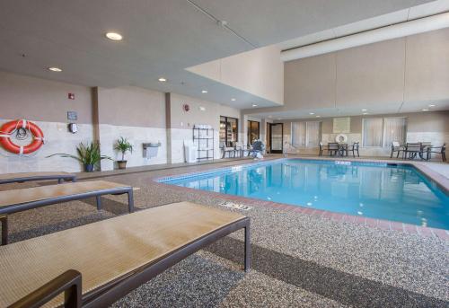 大瀑布城大瀑布城汉普顿酒店的酒店的大型游泳池配有桌椅