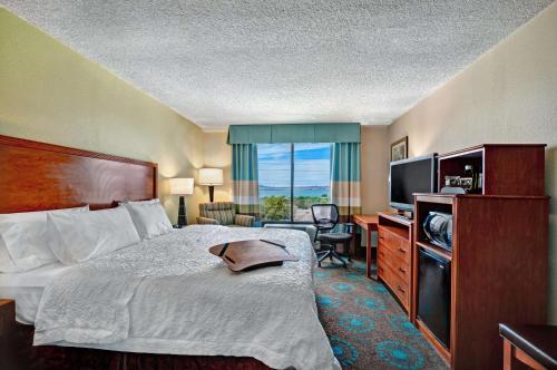 哈瓦苏湖城哈瓦苏湖城汉普顿酒店的酒店客房,配有床和电视