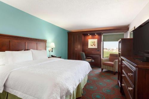休斯顿休斯顿西北汉普顿酒店的配有一张床和一台平面电视的酒店客房