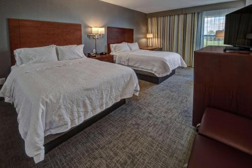 普兰菲尔德汉普顿印第安纳波利斯-SW-普朗菲尔德酒店的酒店客房设有两张床和电视。