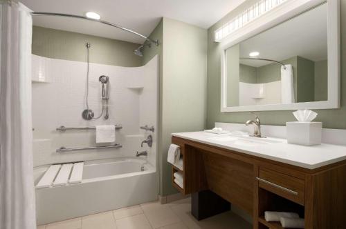 里奇兰里奇兰希尔顿欣庭套房酒店的带浴缸、水槽和淋浴的浴室