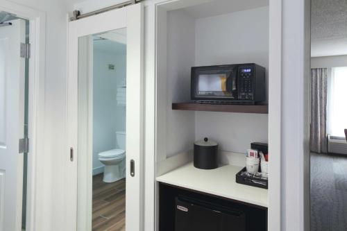贾斯珀贾斯珀希尔顿恒庭酒店的带微波炉和卫生间的浴室。