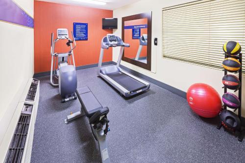 琼斯伯勒琼斯伯勒汉普顿酒店的健身房设有跑步机和健身器材