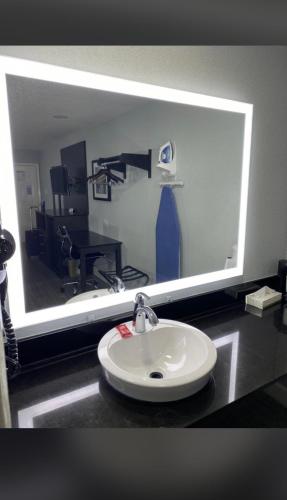 圣安东尼奥Rodeway Inn San Antonio Downtown的一间带水槽和大镜子的浴室