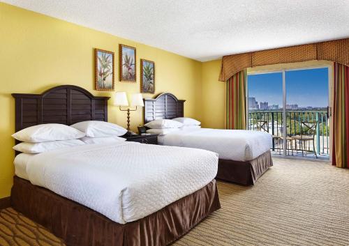 劳德代尔堡Embassy Suites by Hilton Fort Lauderdale 17th Street的酒店客房设有两张床和一个阳台。