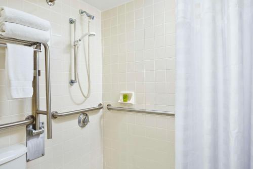 劳德代尔堡Embassy Suites by Hilton Fort Lauderdale 17th Street的带淋浴和浴帘的浴室