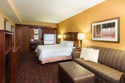 卡莱尔卡莱尔汉普顿酒店的酒店客房,配有床和沙发