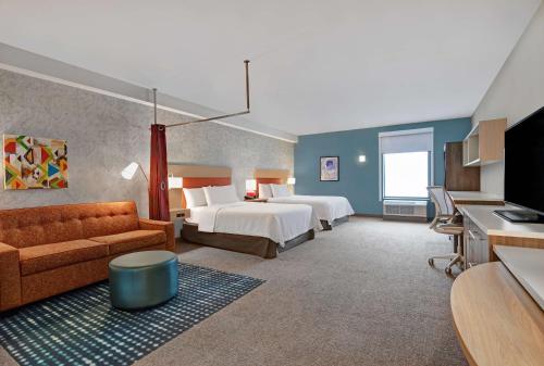 博登镇Home2 Suites By Hilton Bordentown的酒店客房,配有床和沙发