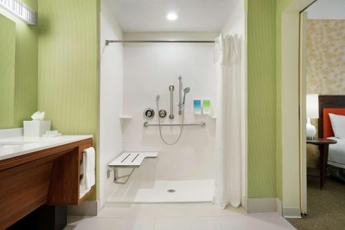 埃尔科Home2 Suites By Hilton Elko的带淋浴和盥洗盆的浴室