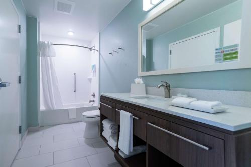 弗洛伍德Home2 Suites By Hilton Jackson Flowood Airport Area的一间带水槽、卫生间和镜子的浴室