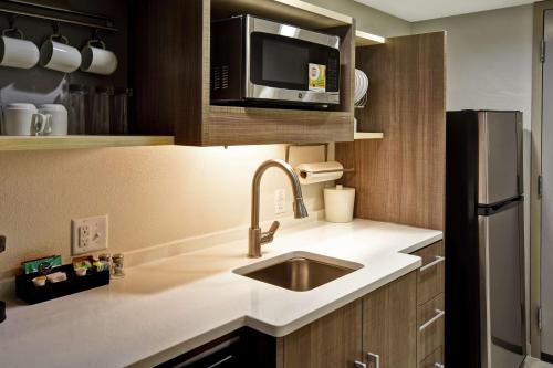 法兰克福Home2 Suites By Hilton Frankfort的厨房配有水槽和微波炉