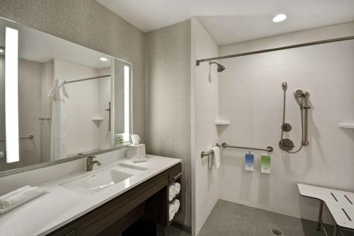 休斯顿Home2 Suites Houston Westchase的一间带水槽和淋浴的浴室