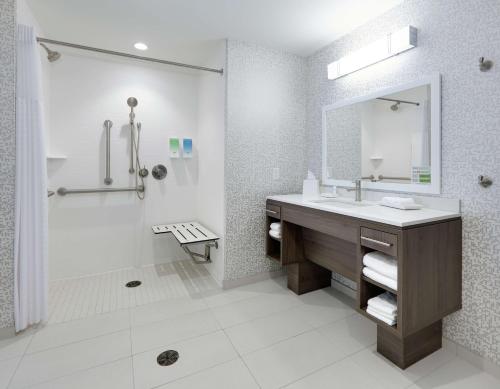 黑格斯敦Home2 Suites By Hilton Hagerstown的一间带水槽和淋浴的浴室