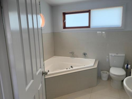 卡尔斯Beach Park Phillip Island - Apartments的白色的浴室设有浴缸和卫生间。