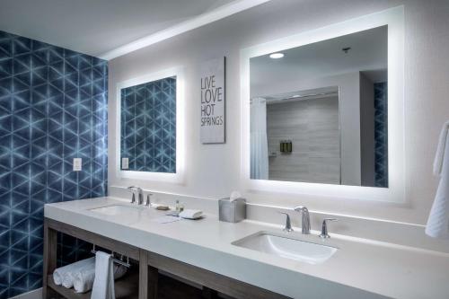 温泉城DoubleTree by Hilton Hot Springs的浴室设有2个水槽和镜子
