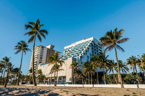 劳德代尔堡Hotel Maren Fort Lauderdale Beach, Curio Collection By Hilton的棕榈树海滩上的酒店