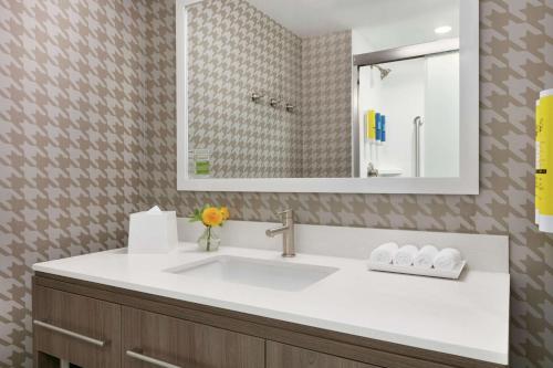 伊斯顿Home2 Suites By Hilton Easton的一间带水槽和镜子的浴室
