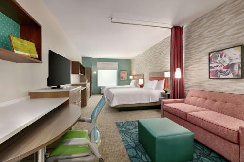 伊斯顿Home2 Suites By Hilton Easton的酒店客房,配有床和沙发